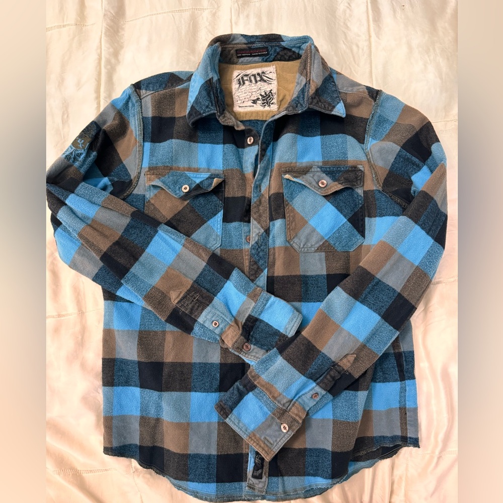 Pre-owned Fox brand men’s blue flannel long sleeve shirt.